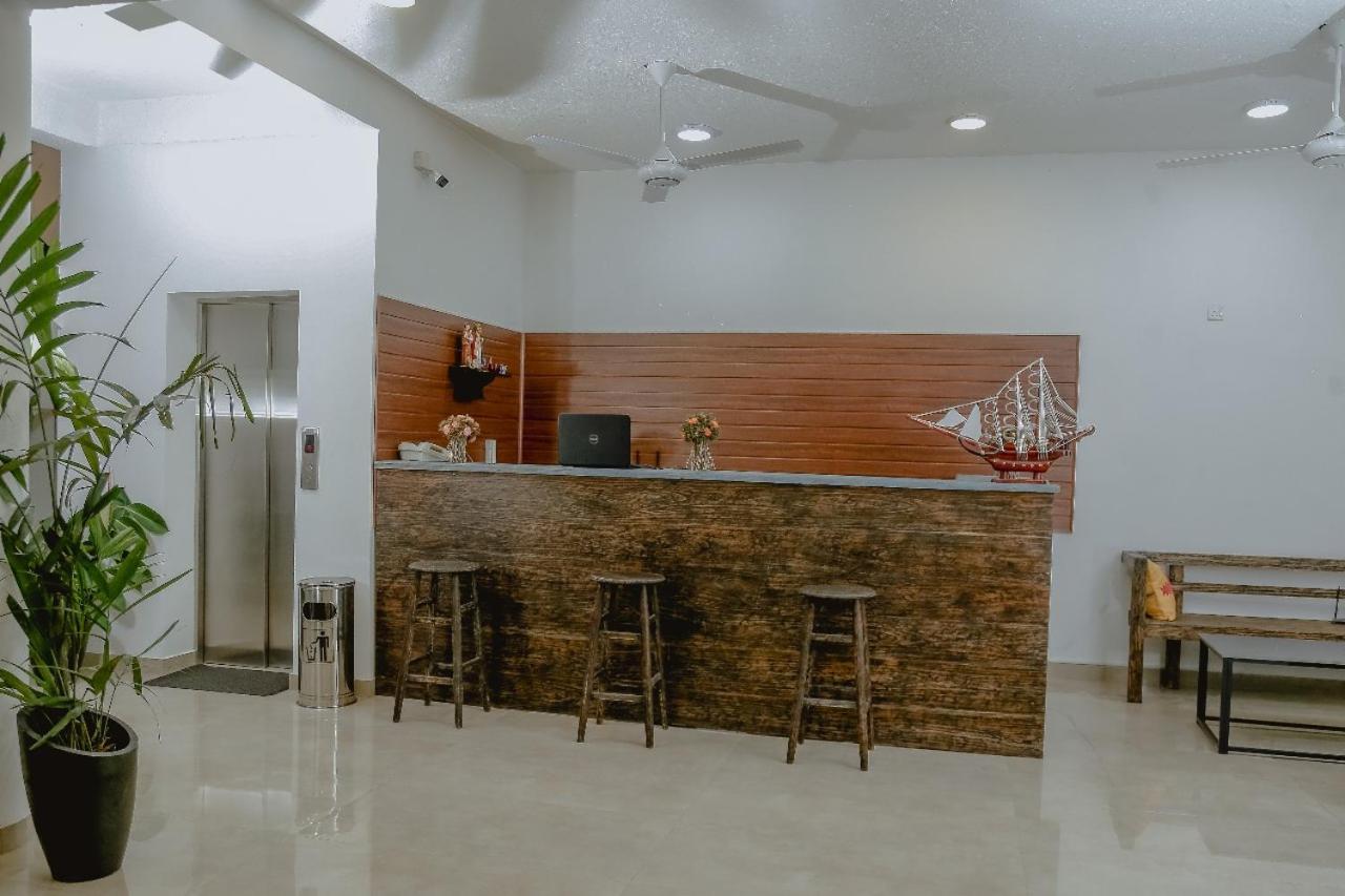 Lucky Transit Hotel - Katunayake Airport Екстериор снимка